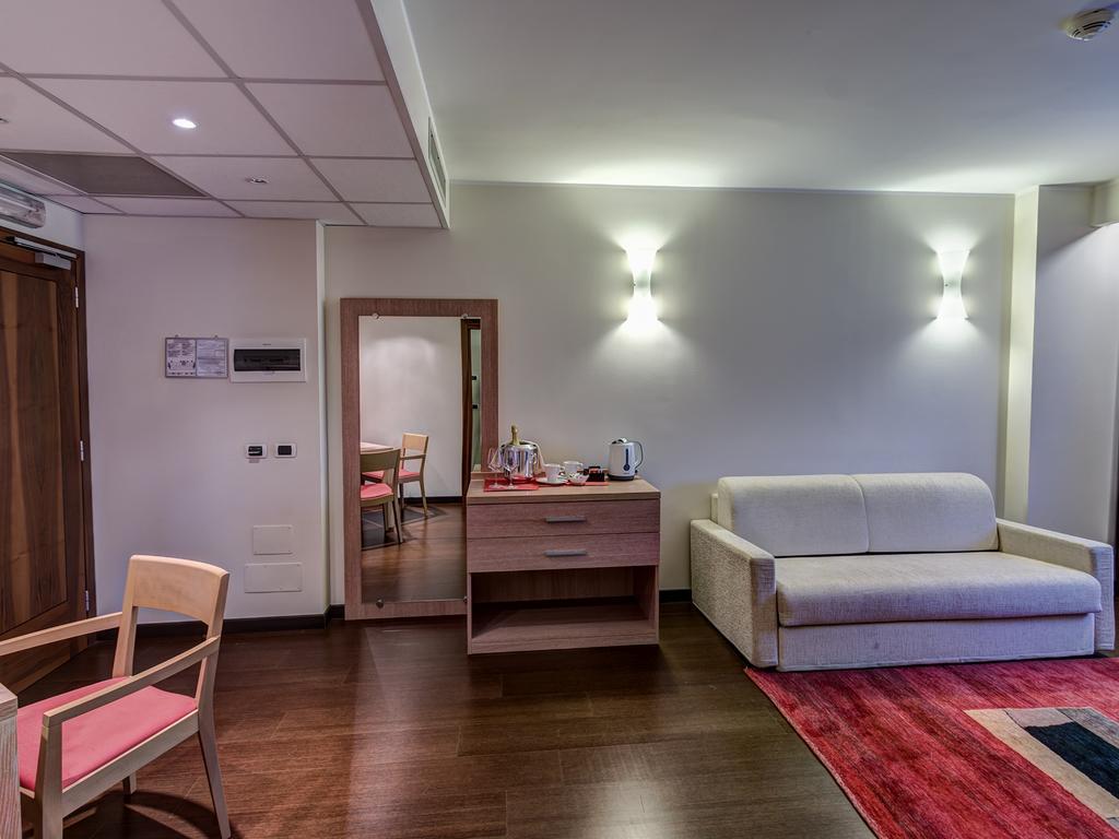 Hotel Capital Rovigo Exterior foto